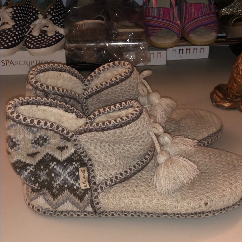 Cute Pair Of Muk Luks A La’Mode Sz 9